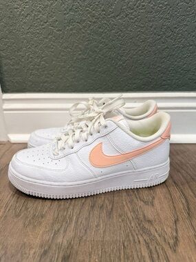 Nike Air Force 1 Womens 9.5 White Peach Swoosh Low Top Sneakers